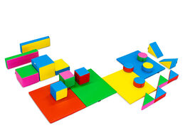 Grand ensemble de softplay avec des blocs colorés sur le thème standard pour jouer