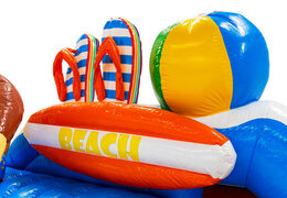 Commandez en ligne un château gonflable sur le thème de la plage, avec des tongs en 3D, une planche de surf et un ballon