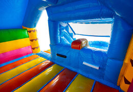 Intérieur du château gonflable Dubbelslide Slide Combo en bleu, jaune et orange