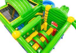 Intérieur du château gonflable avec des arches, des piliers et des sacs de frappe à vendre chez JB