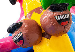 Figurine en 3D sur le château gonflable Dubbelslide avec des noix de coco souriantes sur le thème hawaïen flamant rose