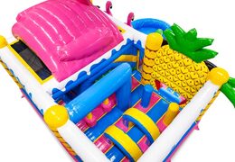 Intérieur du château gonflable avec des arches, des piliers et des sacs de frappe à vendre chez JB