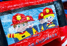 Château gonflable sur le thème des pompiers avec illustration de pompiers dans un camion, commander en ligne