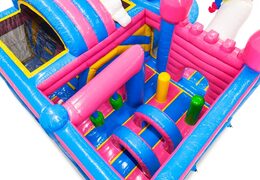 Intérieur du château gonflable avec des arches, des piliers et des sacs de frappe à vendre chez JB