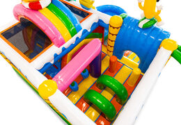 Intérieur du château gonflable avec arches, piliers et sacs d'impact à vendre chez JB