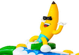 Figurine 3D sur une banane gonflable avec un thème de short de bain pour une fête estivale