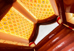 Toit du château gonflable couvert décoré comme une maison en pain d'épices dans le thème du pain d'épices