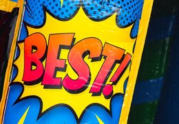 Achetez le château gonflable A-frame Super Comic avec des bandes dessinées, parfait pour les loueurs