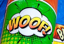 Château gonflable A-frame Super Comic à thème bande dessinée, idéal pour les événements et les fêtes