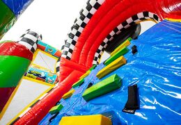 Parcours d'obstacles gonflable au style bande dessinée avec des couleurs vives