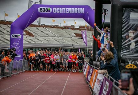 Les coureurs sont prêts au départ sous l'arche de départ conçue par JB