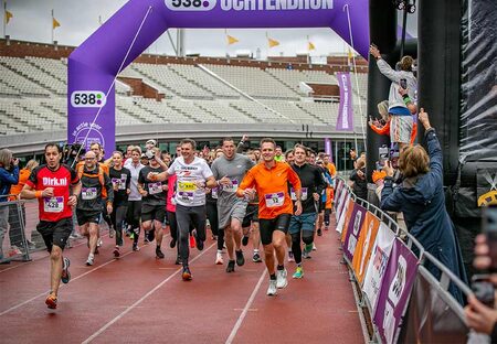 Départ de la course matinale 538 de 2024 avec l'arche d'arrivée fabriquée par JB Inflatables