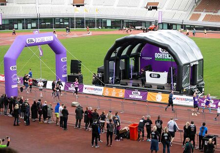 Photo générale du 538 Morning Run 2024 avec arc d'arrivée et scène gonflable