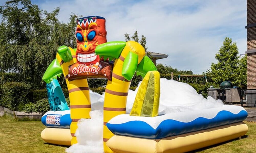 Commandez un grand château gonflable de parc d'embarquement à bulles ouvert avec de la mousse dans le thème tropical hawaï pour les enfants. Acheter des châteaux gonflables en ligne chez JB Gonflables France