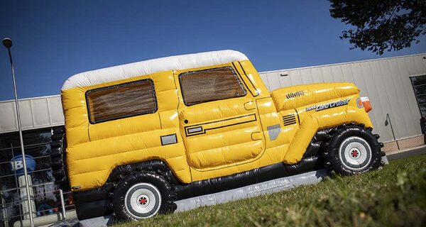 Château gonflable personnalisé Toyota Land Cruiser Autobedrijf van der Linde fabriqué dans votre propre identité d'entreprise chez JB Gonflables France. Commandez en ligne des châteaux gonflables personnalisée promotionnels de toutes formes et tailles