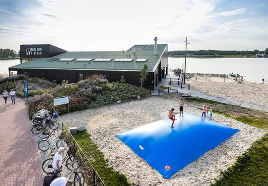 Airmountain bleu gonflable fabriqué sur mesure chez JB Gonflables France; spécialiste des objets publicitaires gonflables tels que les airmountains personnalisés