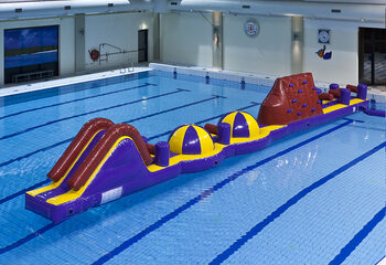 Spectaculaire parcours d'obstacles XL gonflable de 17 mètres de long avec divers objets passionnants pour les enfants. Commandez des attractions aquatiques gonflables maintenant en ligne chez JB Gonflables France