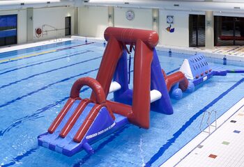 Commandez un parcours d'obstacles aquatique double gonflable avec deux murs d'escalade, un objet d'équilibre, une tour pivotante et un toboggan pour les enfants. Achetez des parcours d'obstacles gonflables en ligne maintenant chez JB Gonflables France