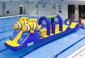 Course d'aventure cool sur un parcours d'obstacles avec des poissons-clowns à thème avec des objets d'obstacles difficiles à acheter pour petits et grands. Commandez des jeux de piscine gonflables maintenant en ligne chez JB Gonflables France