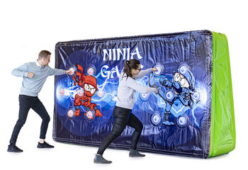 Achetez un IPS Splash Wall - thème Ninja - photo d'action unique avec un jet d'eau sur le dessus pour petits et grands. Commandez maintenant des murs gonflables IPS Splash Walls en ligne chez JB Gonflables France