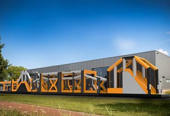 Méga château gonflable avec obstacles