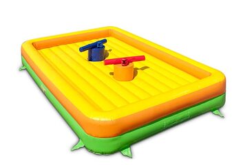 Les gladiateurs jouent les uns contre les autres sur un château gonflable