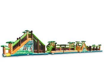 Grand château gonflable avec parcours d'obstacles sur le thème de la jungle