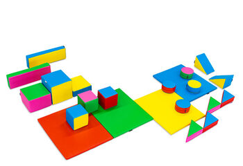 Grand ensemble de softplay avec des blocs colorés sur le thème standard pour jouer