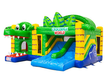 Château gonflable Multiplay Doubleslide avec deux toboggans sur le thème du crocodile