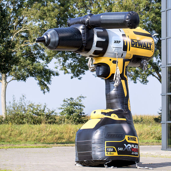 Achetez une perceuse gonflable De Walt de 4 mètres de haut en promotion. Commandez maintenant des structures gonflables 3d en ligne chez JB Gonflables France