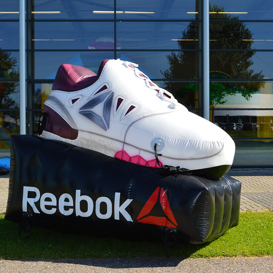 Commandez un grand agrandissement de produit gonflable Reebok Shoes. Obtenez vos agrandissements de produits gonflables en ligne maintenant chez JB Gonflables France