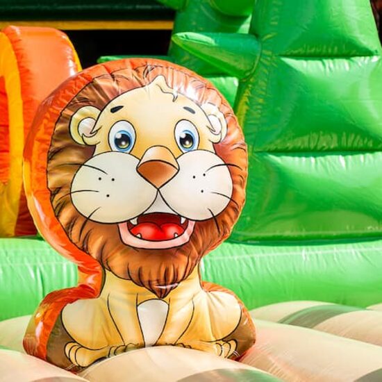 Méga parc gonflable de jungle avec toboggans, objets 3D, tunnel à ramper et tour d'escalade pour enfants. Commandez des structure gonflables en ligne chez JB Gonflables France