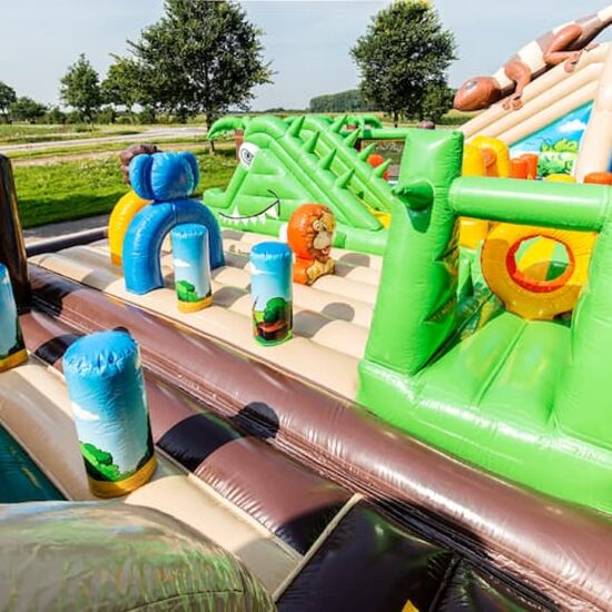 Aire de jeux gonflable de la jungle mondiale avec plusieurs toboggans et toutes sortes d'obstacles avec des imprimés qui correspondent au thème des enfants. Achetez des structure gonflables en ligne chez JB Gonflables France