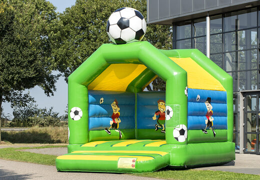 Châteaux gonflables standard à vendre dans des couleurs vives avec un grand objet 3D en forme de ballon de football pour enfants sur le dessus. Achetez des châteaux gonflables d'intérieur en ligne chez JB Gonflables France