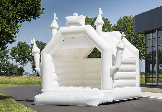 Château gonflable standard blanc entièrement dans un thème de mariage en forme de château pour enfants à vendre. Commandez des châteaux gonflables en ligne chez JB Gonflables France