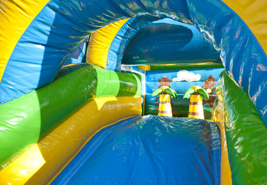 Achetez une château gonflable d'intérieur multifonctionnelle avec toboggan sur le thème de la jungle avec un grand objet 3D d'un gorille sur le dessus pour les enfants. Commandez des châteaux gonflables en ligne chez JB Gonflables France