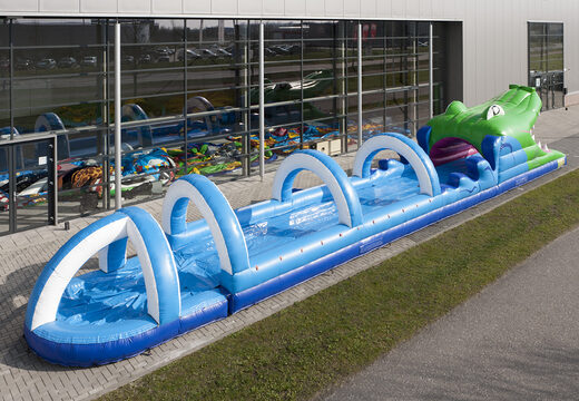 Achetez un toboggan gonflable de 18 m de long sur le thème du crocodile pour les enfants. Commandez maintenant des toboggans gonflables en ligne chez JB Gonflables France