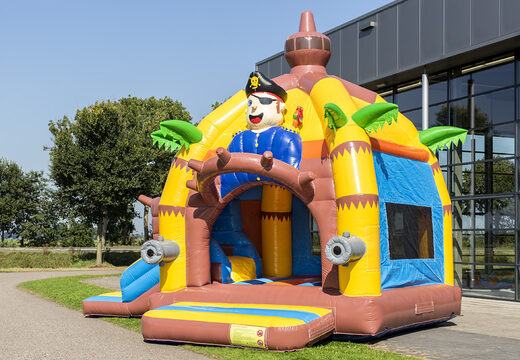 Achetez un château gonflable couvert multifun avec toboggan sur le thème des pirates pour les enfants. Commandez des châteaux gonflables en ligne chez JB Gonflables France