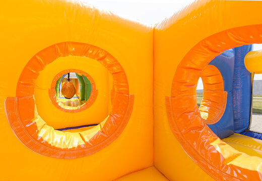 Commandez un grand parcours d'obstacles double de 27 mètres aux couleurs gaies pour les enfants. Achetez des parcours d'obstacles gonflables chez JB Gonflables France