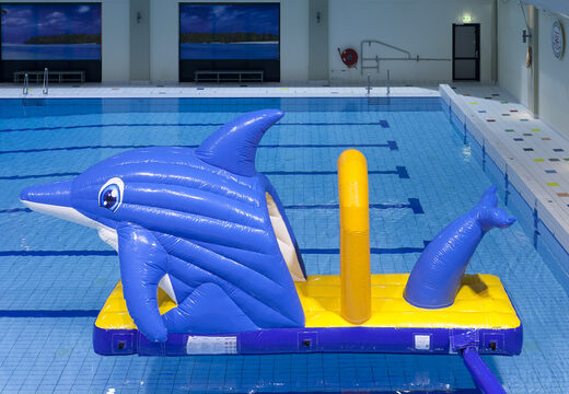 Commandez un toboggan de piscine gonflable étanche sur le thème des dauphins pour petits et grands. Achetez des attractions aquatiques gonflables en ligne maintenant chez JB Gonflables France