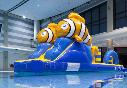 Slide clownfish run pour petits et grands. Achetez des attractions aquatiques gonflables en ligne maintenant chez JB Gonflables France