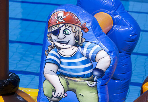 Achetez un bateau gonflable sur le thème des pirates pour petits et grands. Commandez des attractions aquatiques gonflables maintenant en ligne chez JB Gonflables France