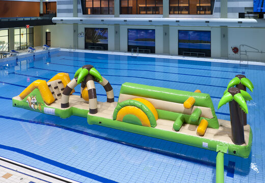Parcours d'obstacles gonflable double jungle run avec objets ludiques et toboggan rond pour petits et grands. Commandez des jeux de piscine gonflables maintenant en ligne chez JB Gonflables France