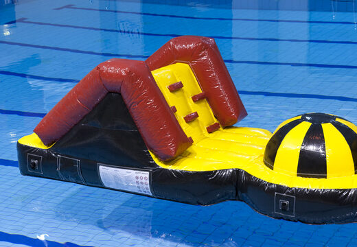 Commandez une course d'aventure en piscine avec des objets d'obstacles difficiles pour petits et grands. Achetez des attractions aquatiques gonflables en ligne maintenant chez JB Gonflables France