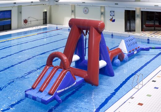 Commandez un parcours d'obstacles aquatique double gonflable avec deux murs d'escalade, un objet d'équilibre, une tour pivotante et un toboggan pour les enfants. Achetez des parcours d'obstacles gonflables en ligne maintenant chez JB Gonflables France