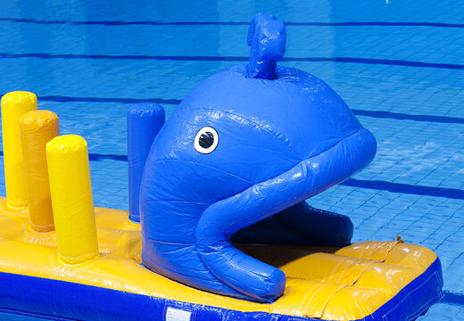 Parcours d'assaut gonflable à la baleine avec des obstacles amusants en 3D pour petits et grands. Commandez des parcours d'obstacles gonflables en ligne maintenant chez JB Gonflables France