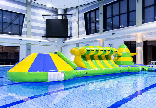 Adventure run piscine gonflable vert/bleu de 10 m avec obstacles difficiles et toboggan rond pour petits et grands. Commandez des jeux de piscine gonflables maintenant en ligne chez JB Gonflables France
