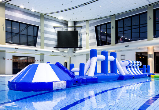 Adventure run piscine gonflable bleue/blanche de 16 m avec des obstacles difficiles et un toboggan rond pour petits et grands. Commandez des jeux de piscine gonflables maintenant en ligne chez JB Gonflables France