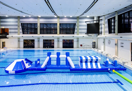 Toboggan piscine parcours aventure bleu/blanc 16m avec obstacles difficiles et toboggan rond pour petits et grands. Achetez des attractions aquatiques gonflables en ligne maintenant chez JB Gonflables France