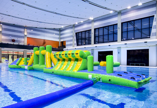 Adventure run green/blue piscine gonflable de 16m avec obstacles difficiles et toboggan rond pour petits et grands. Commandez des jeux de piscine gonflables maintenant en ligne chez JB Gonflables France